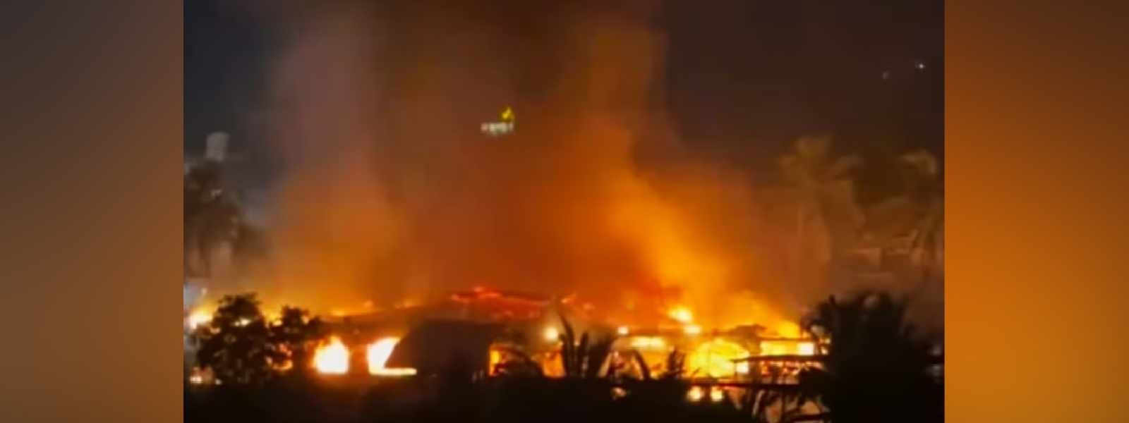 ඉන්දියාවේ ගෝවාහි රාත්‍රී සමාජ ශාලාවක ගින්නක්